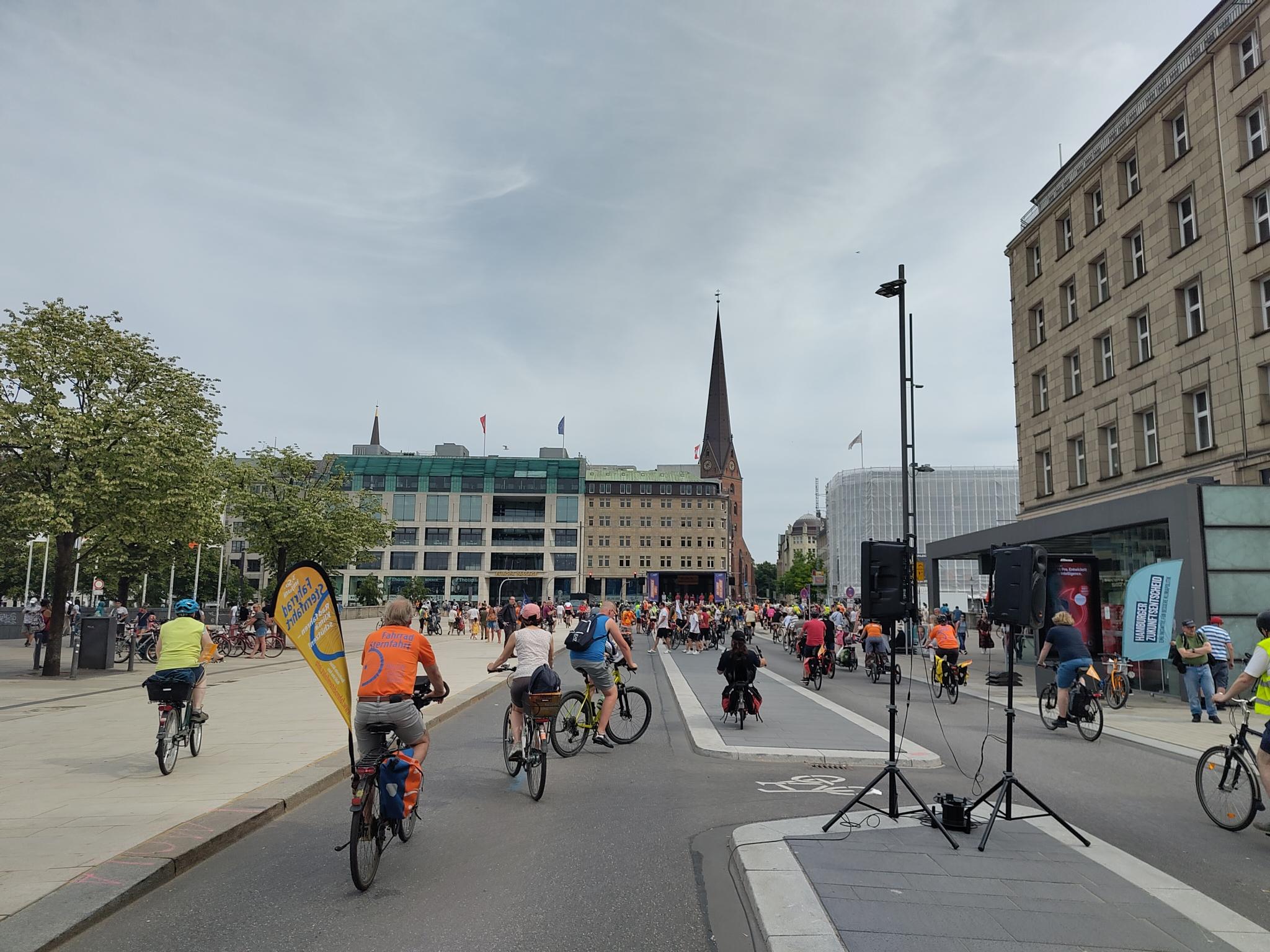 Fahrradfahrer auf dem verkehrsberuhigten autofreien Jungfernstieg in Hamburg. Fahrradfahrer auf dem verkehrsberuhigten autofreien Jungfernstieg in Hamburg.