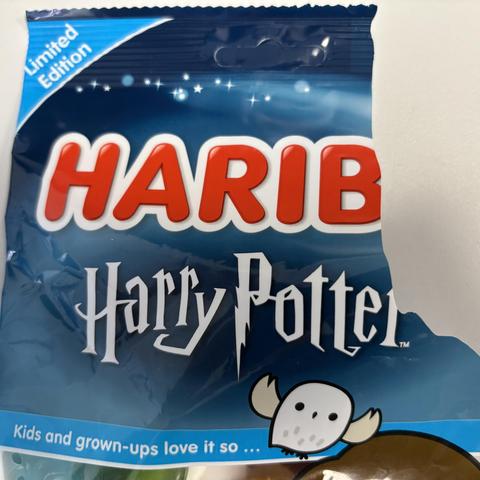 Eine aufgerissene blaue Gummibärchentüte mit der Aufschrift „HARIBO Harry Potter“