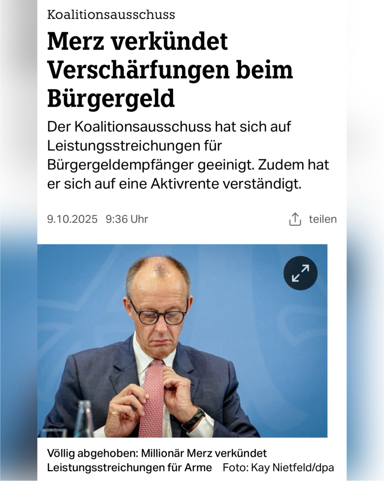 Screenshot taz vom Artikel mit der Überschrift: Koalitionsausschuss: Merz verkündet Verschärfungen beim Bürgergeld. Und der Unterüberschrift: Der Koalitionsausschuss hat sich auf Leistungsstreichungen für Bürgergeldempfänger geeinigt. Zudem hat er <br />sich auf eine Aktivrente verständigt. Darunter ein Foto von Friedrich Merz und der Bildunterschrift: Völlig abgehoben: Millionär Merz verkündet Leistungsstreichungen für Arme. Artikel vom 9.10.2025