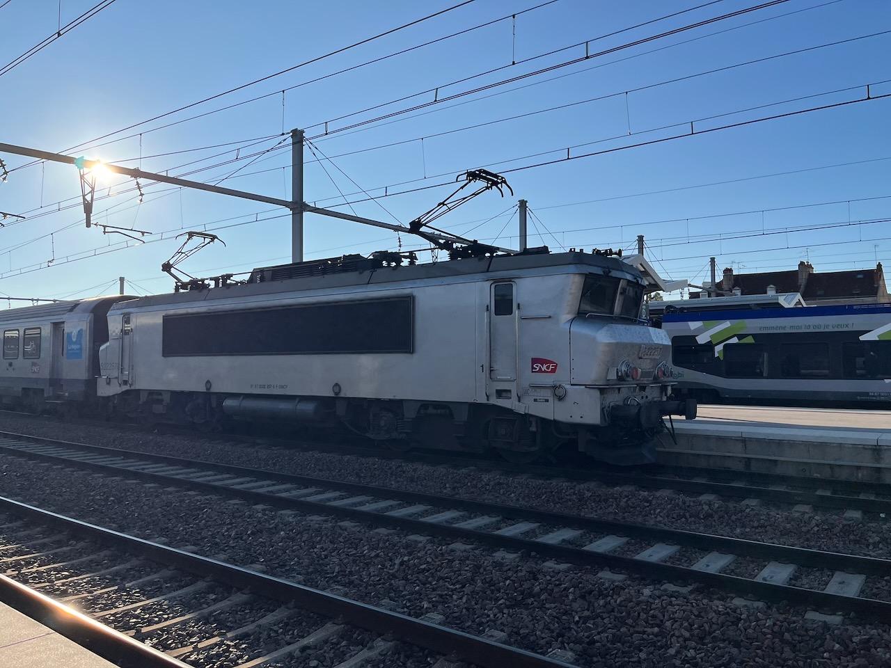 BB22200 locomotive, silver, pushing a TER