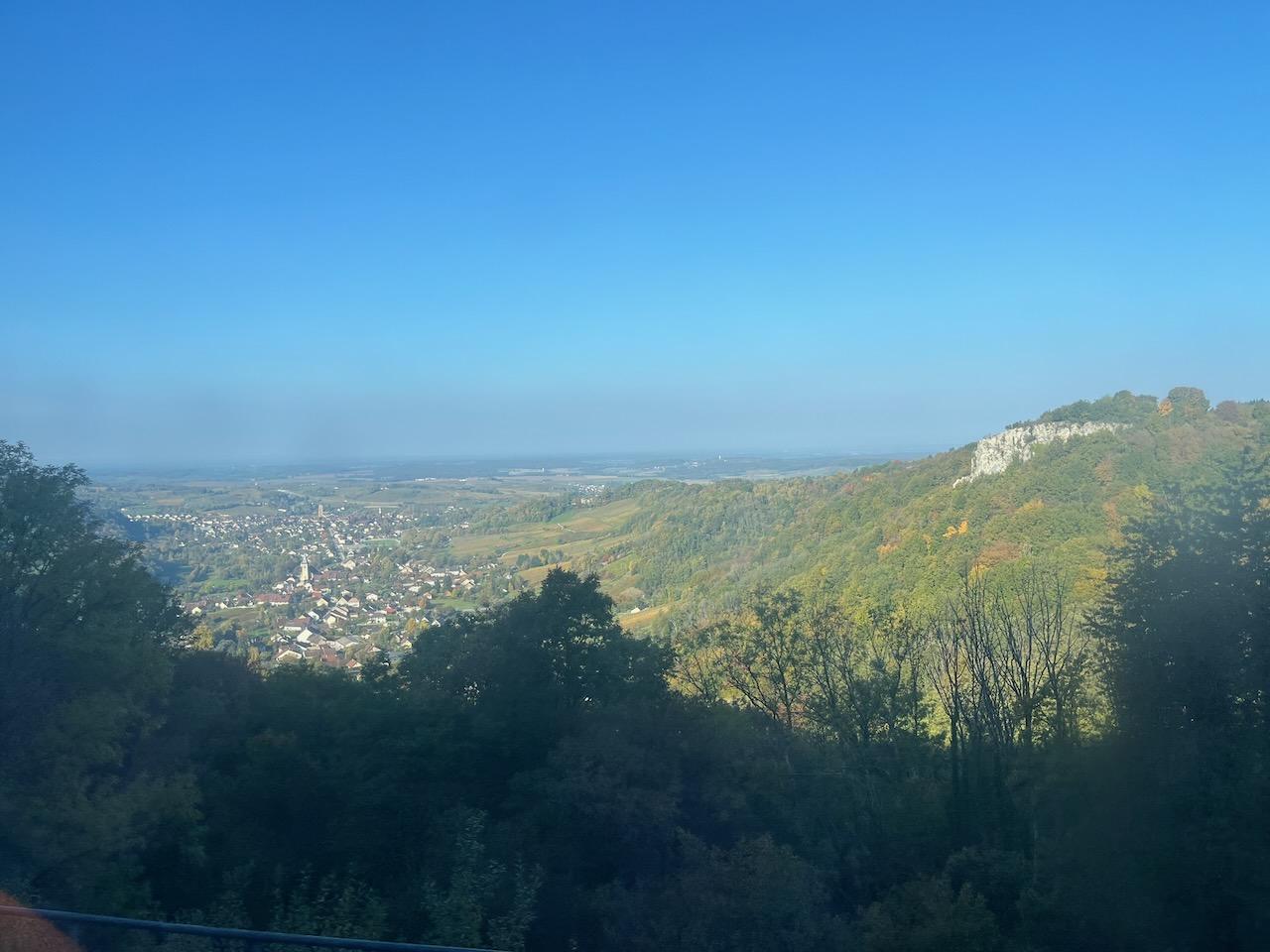 Town in a valley in the Jura