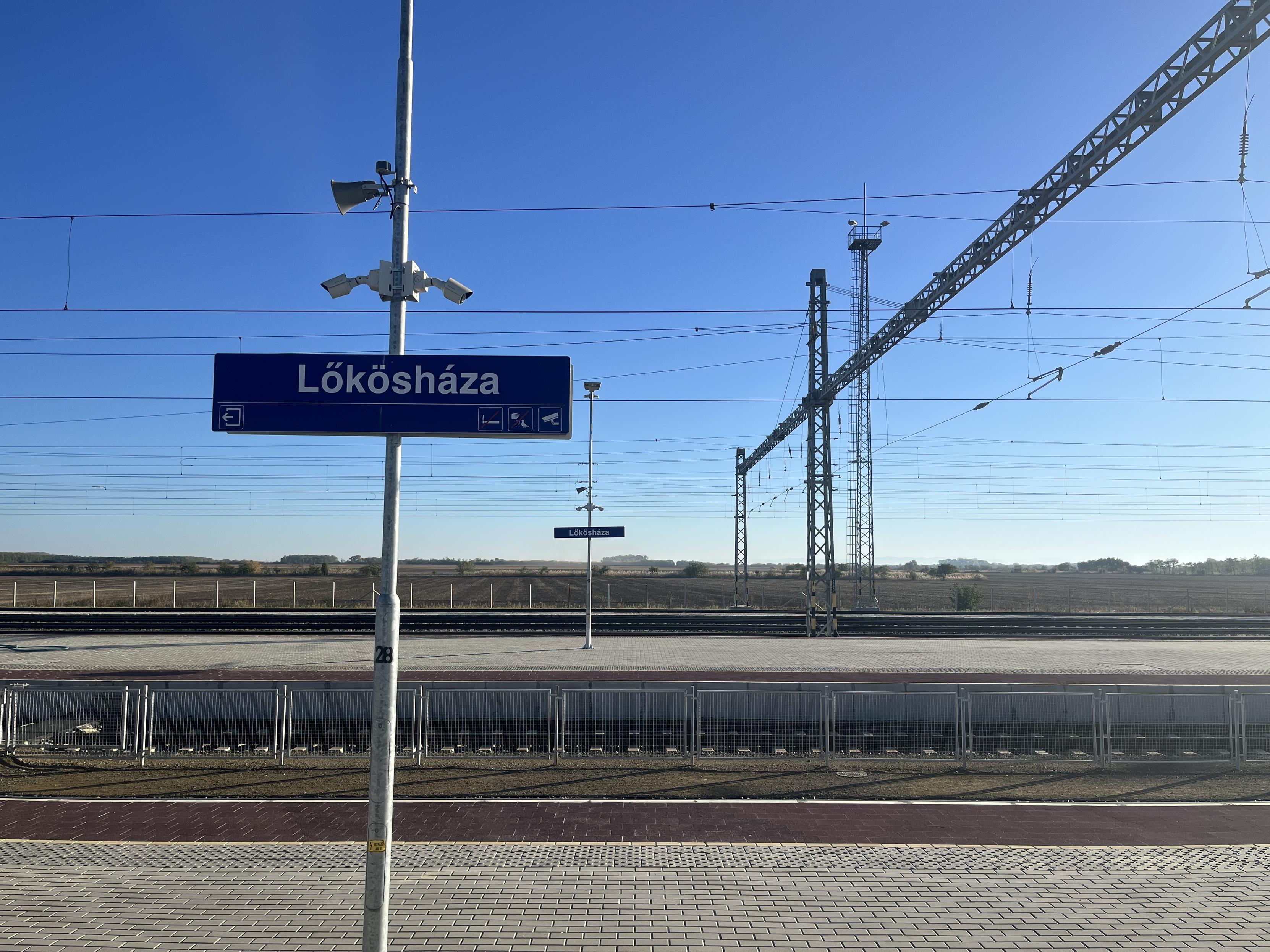 Lökösháza station sign
