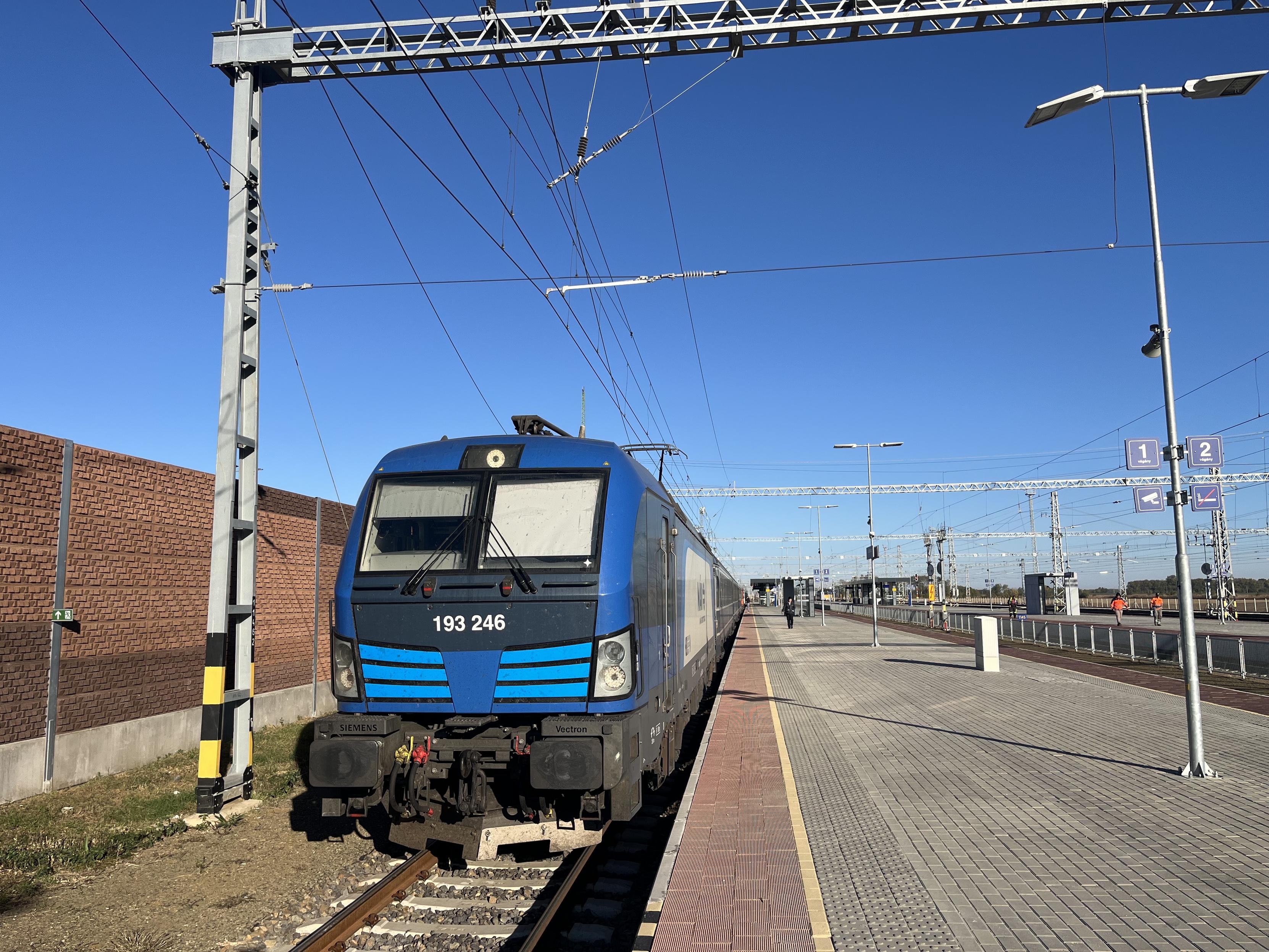 MÁV Vectron hauling
