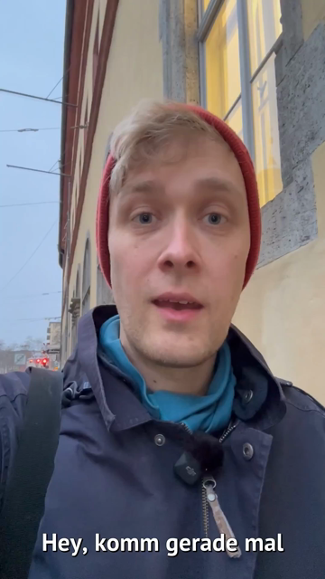 Das Video startet und endet mit einer kurzen Sequenz zur Begrüßung und Abschied im Selfie Modus und zeigt mich in Winterkleidung. Dazwischen ist die Kamera auf meine Füße gerichtet, wie ich zwei unterschiedliche Kreuzungen als Fußgänger überquere. Die erste hat abgegrenzte Einmündungen mit abgesenkten Bordsteinen. Die Zweite hat einen durchgehenden Fußweg bei der der Bordstein gerade aus weiter verläuft. Der Belag im Kreuzungsbereich ist gepflastert.