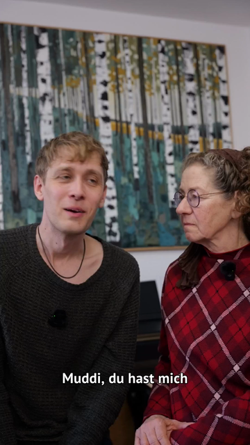 Ich sitze mit meiner Mutter nebeneinander in einem Hochformat-Video. Wir unterhalten uns freudig über das neue Betriebssystem auf dem alten Laptop meiner Mutter.