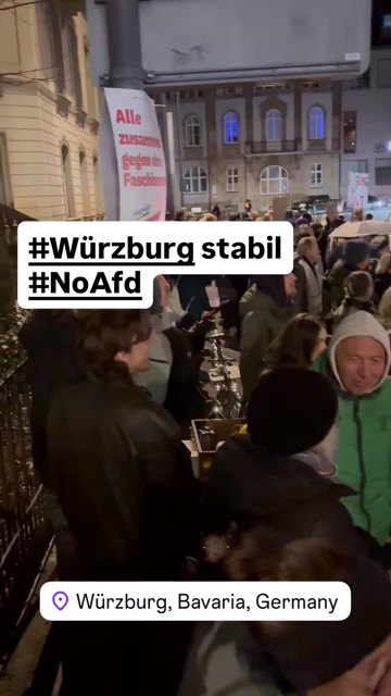 Kurzes Panoramavideo der einer antifaschistischen Demo auf dem Gehsteig gegenüber des Congress Centrums in Würzburg. 