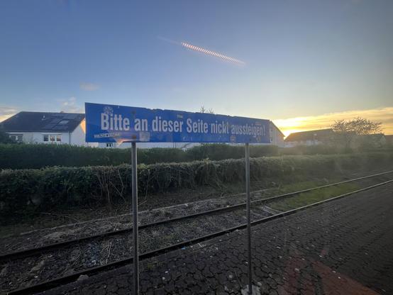 Don’t get out this side sign 