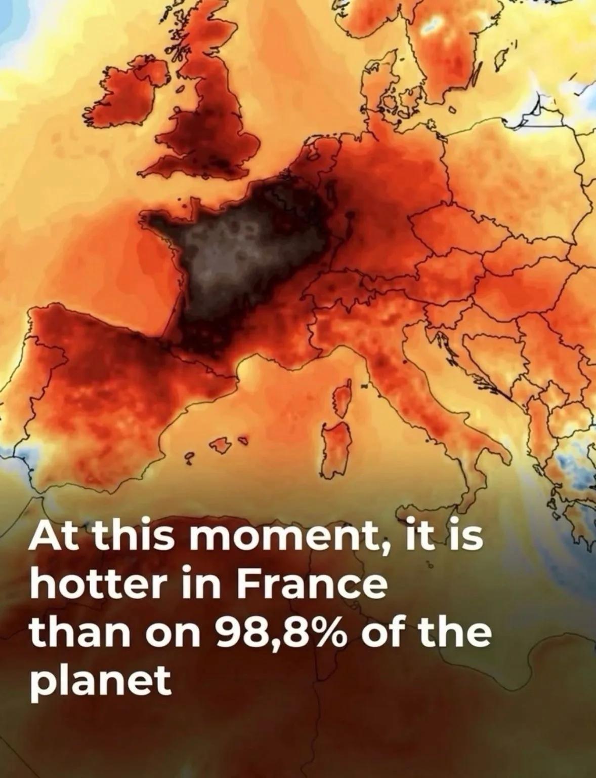Grafik einer Europakarte mit einer farbcodierten Temperaturdarstellung. Frankreich ist nahezu vollständig in sehr dunklen Grau- und Schwarztönen eingefärbt und hebt sich als heißeste Region der Karte deutlich von den umliegenden Ländern ab, die überwiegend in Rot- und Orangetönen dargestellt sind. Auch große Teile Spaniens, Großbritanniens, Deutschlands und Italiens erscheinen rot bis dunkelrot und deuten auf hohe Temperaturen hin. Im unteren Bildbereich steht in weißer Schrift: „At this moment, it is hotter in France than on 98,8% of the planet.“ Die Grafik soll die außergewöhnliche Hitze in Frankreich im Vergleich zum Rest der Erde veranschaulichen.