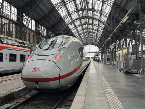 ICE3neo with red back lights under the old arched roof at Frankfurt Main Hbf 